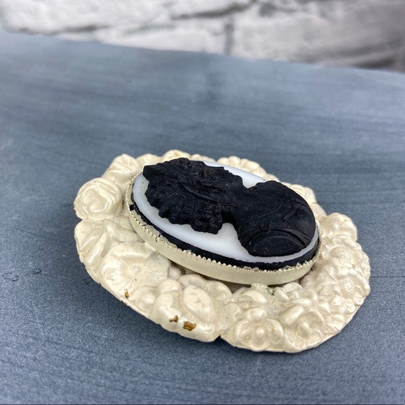 VINTAGE Black Painted Floral Cameo Brooch Pin - Picture 2 of 6